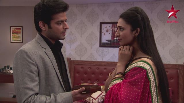 Yeh Hai Mohabbatein - Watch Episode 1 - Raman gifts earrings to Ishita ...